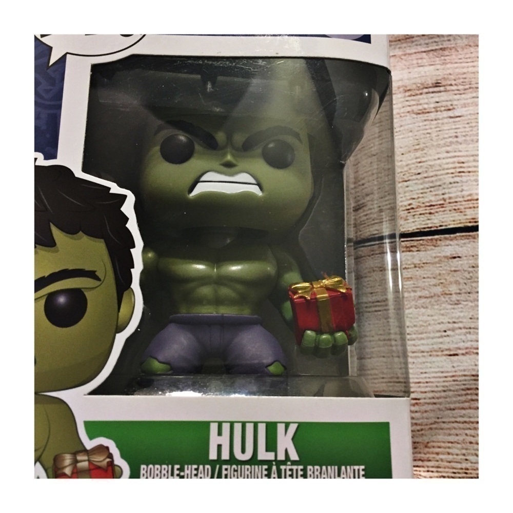 NWT Funko Pop Hulk holding Christmas Present and Stocking #398 - Picture 6 of 8